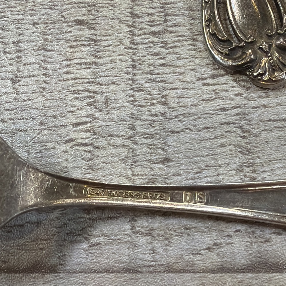 1847 Rogers Bros Grand Heritage Dinner Forks International Silverplate Set of 2 - Picture 4 of 6